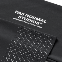 Pas Normal Studios Logo Benvarmere UV- Sort