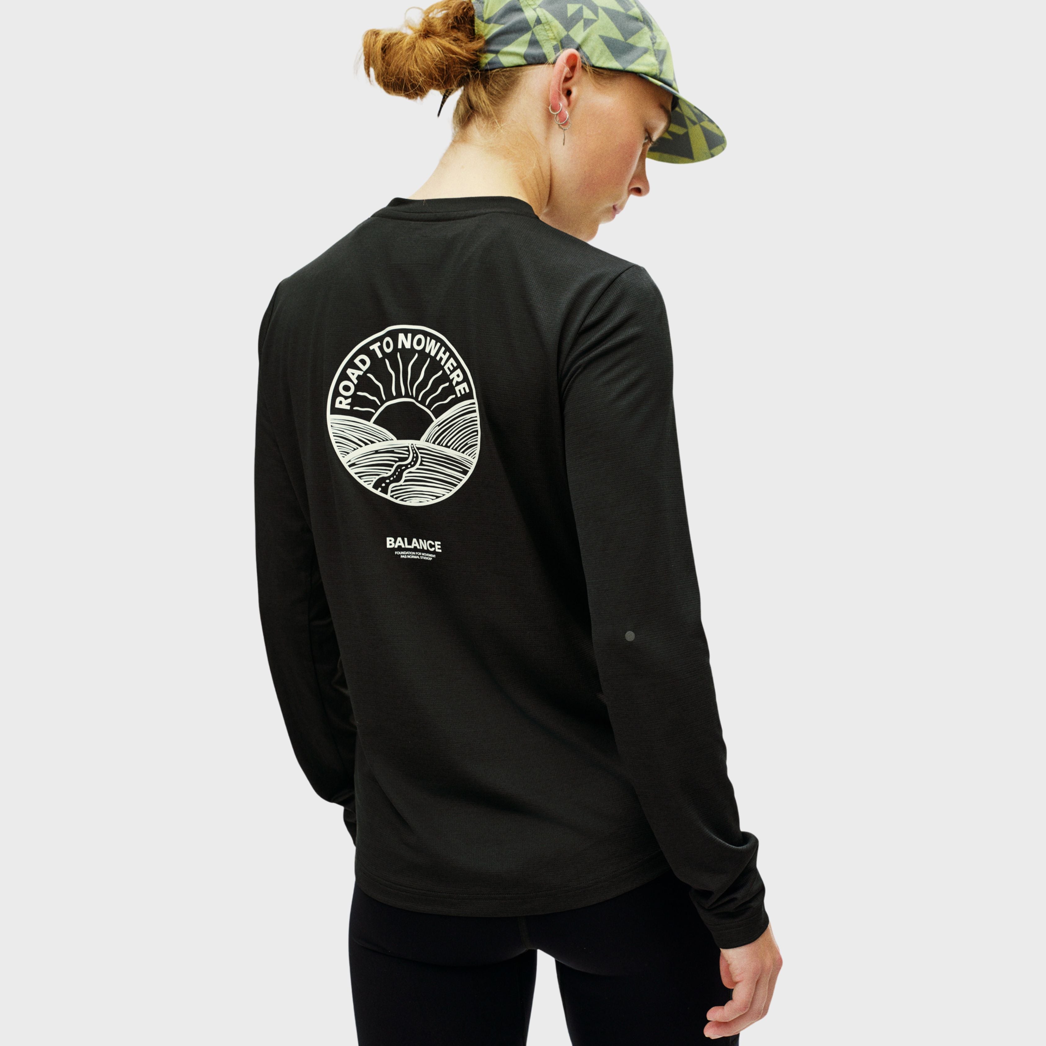 Pas Normal Studios Balance langærmet T-shirt til kvinder - Sort