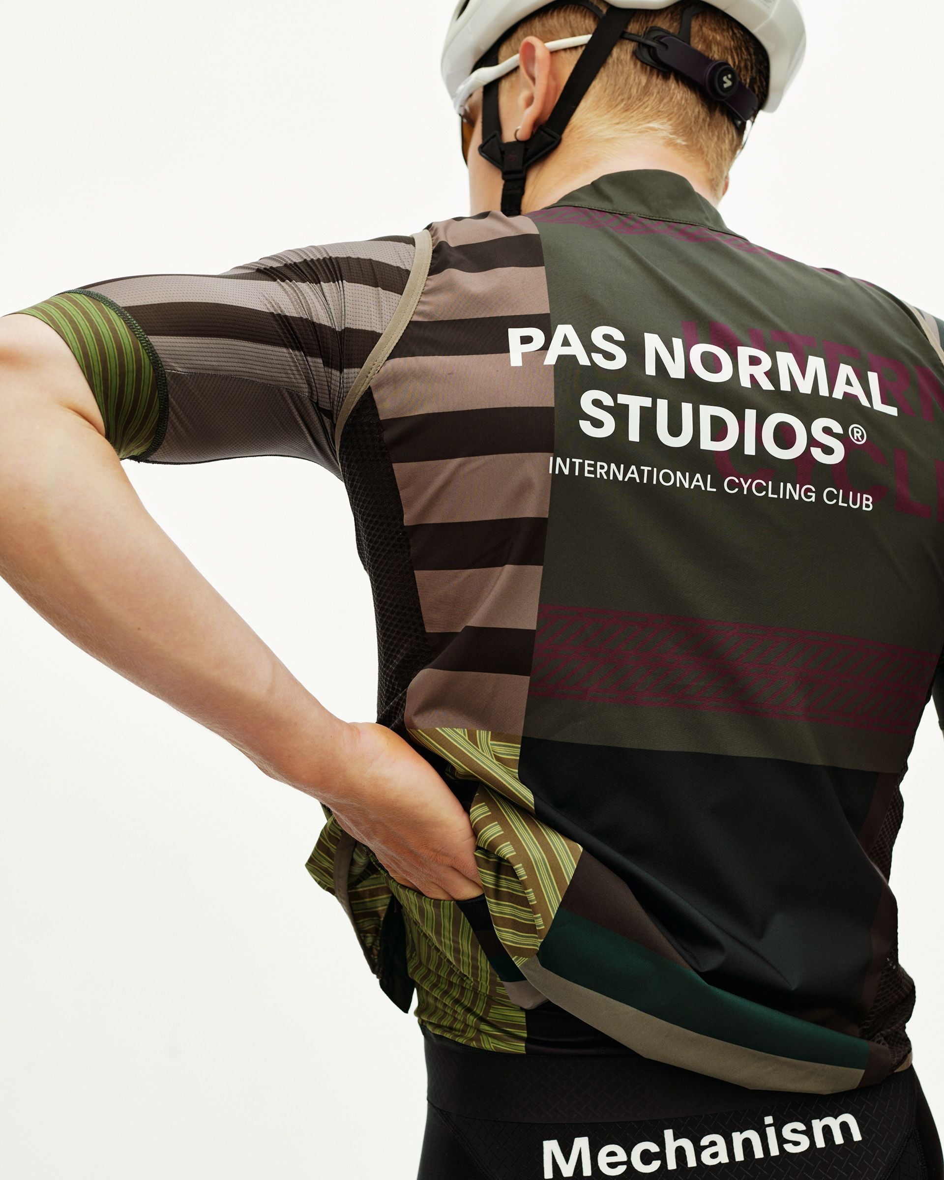 Mechanism Stow Away Gilet - AOP International Earth