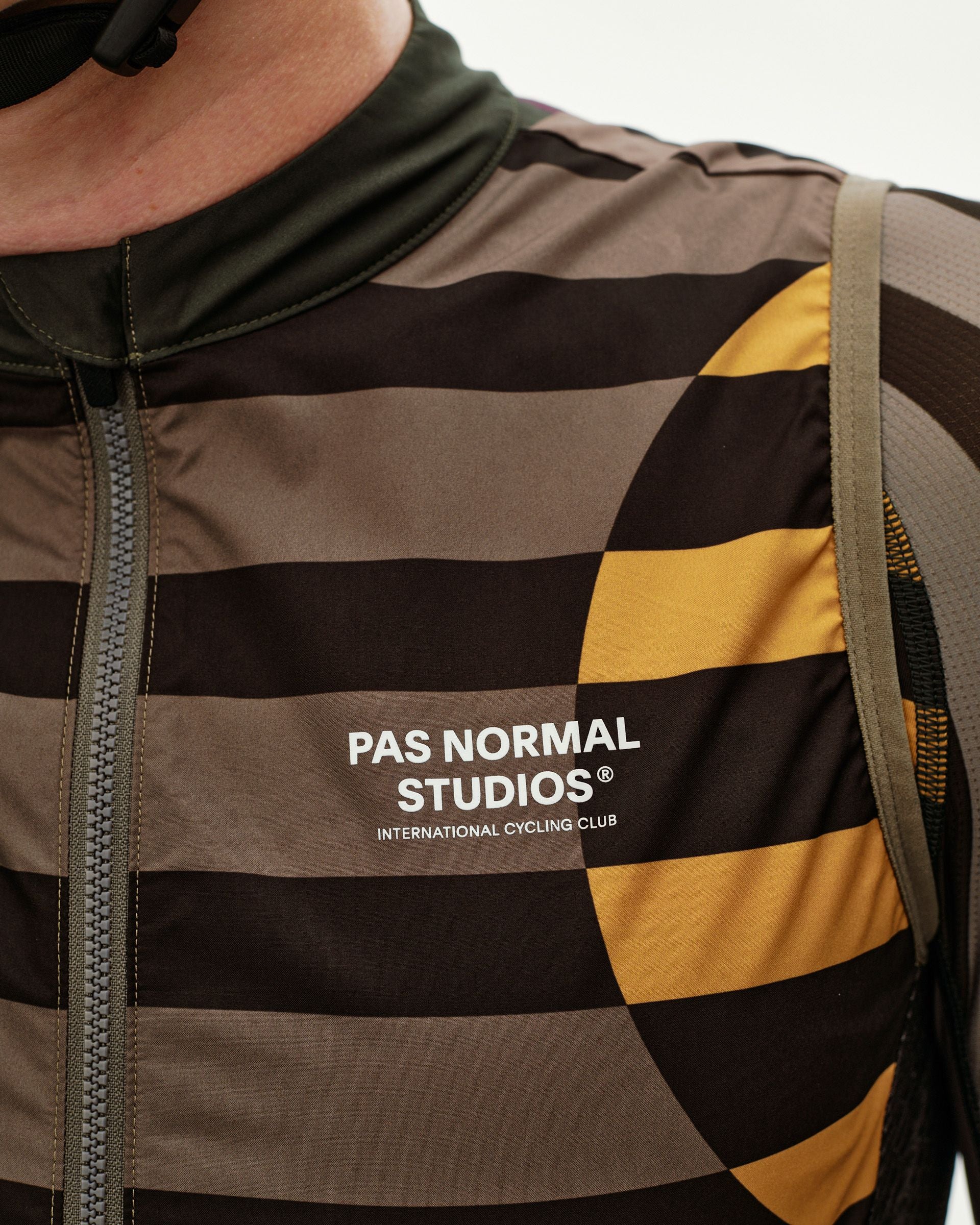 Mechanism Stow Away Gilet - AOP International Earth