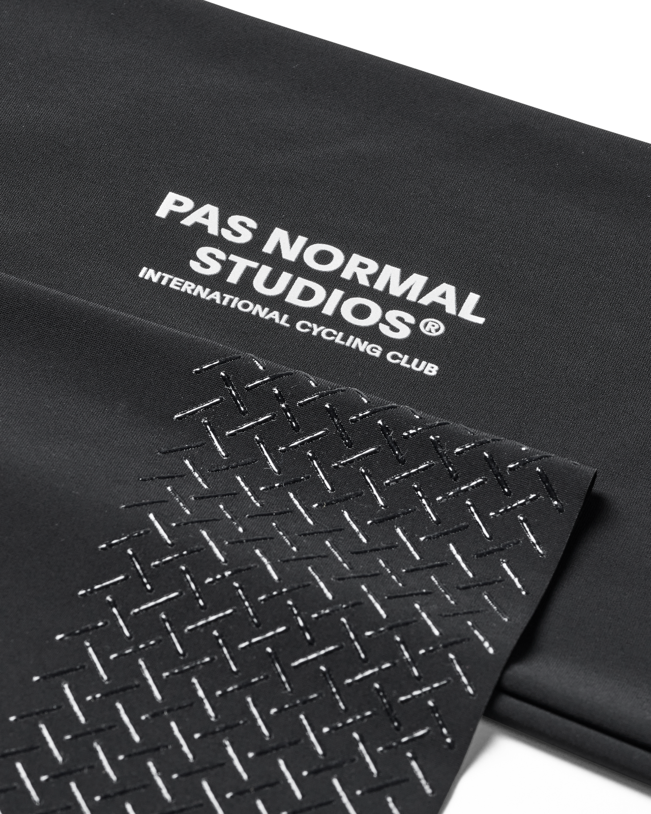 Pas Normal Studios Logo Benvarmere UV- Sort