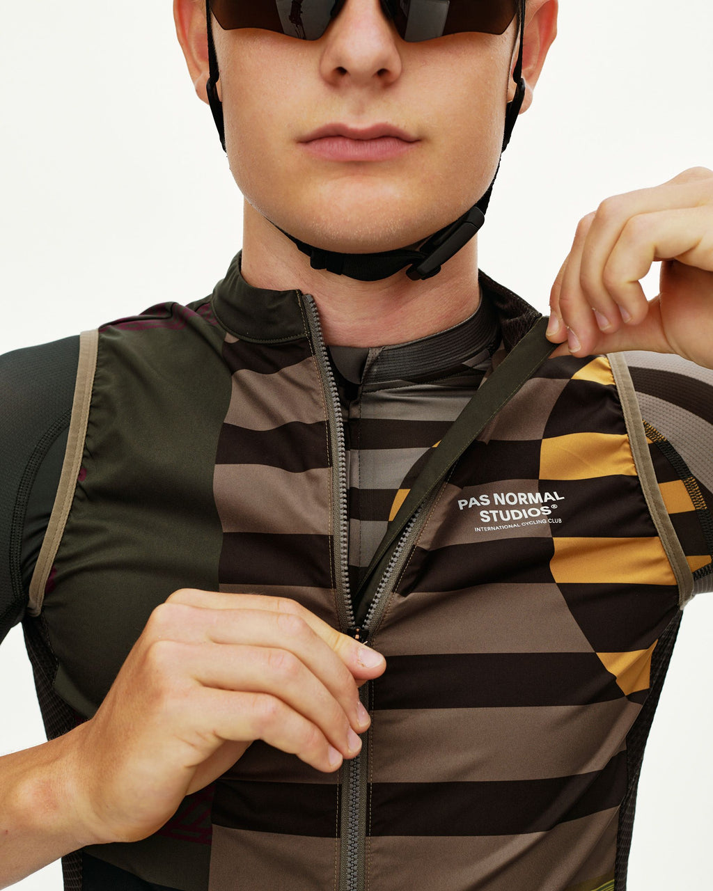 Mechanism Stow Away Gilet - AOP International Earth